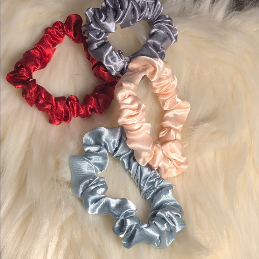 Set of 4 medium size scrunchies